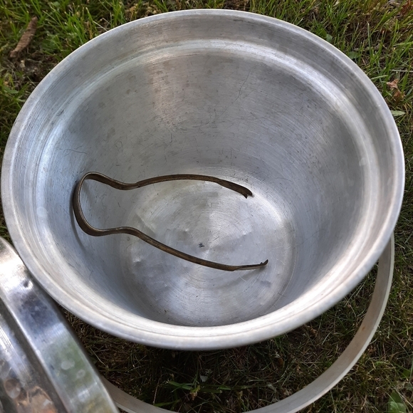 Vintage MCM Italian hammered aluminum silver metal ice bucket with tongs - Picture 6 of 15
